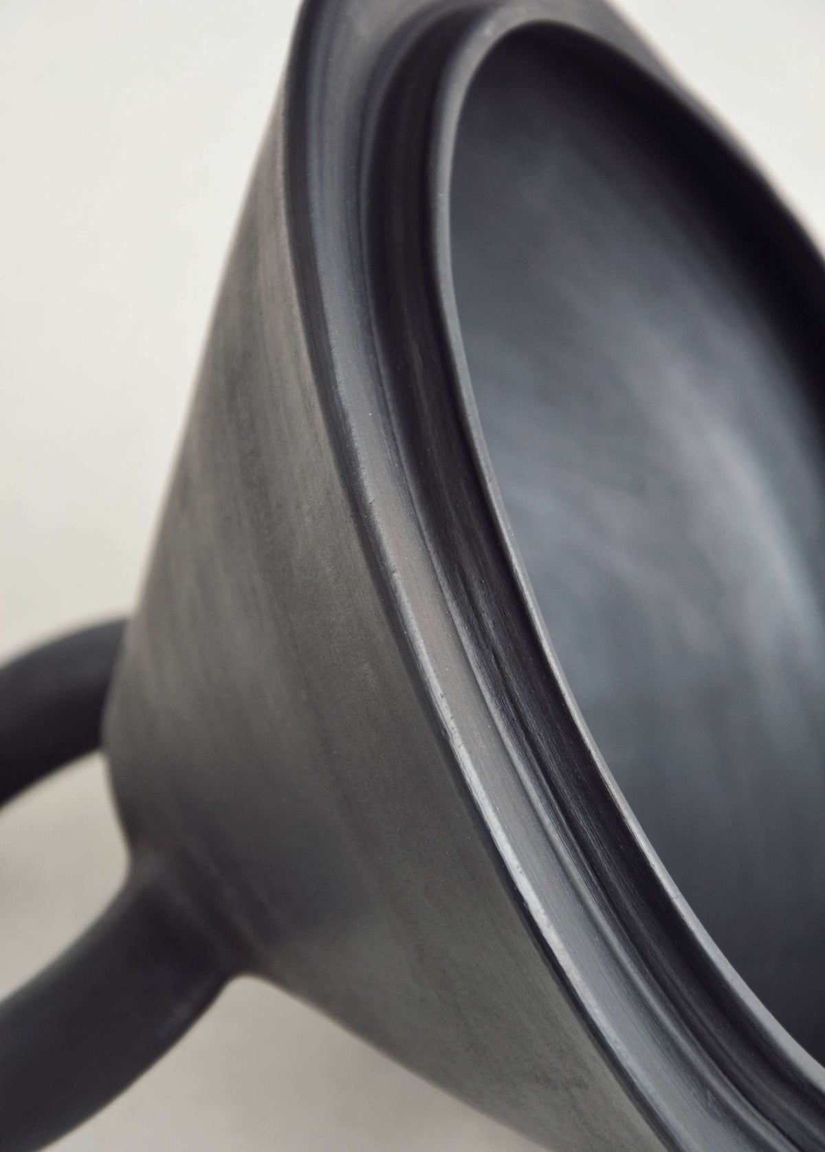Shallow Serving Bowl with Lid Guculia. Shadow
