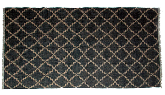 Dark and light patterned rug, 5'x8', with fringe.