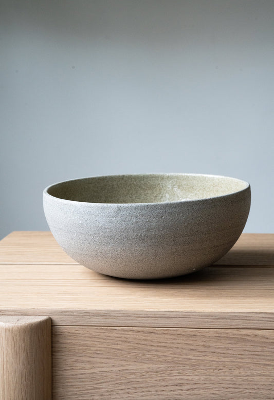 Ramen bowl made of Stoneware "Concrete" with a textured grey finish on a wooden surface